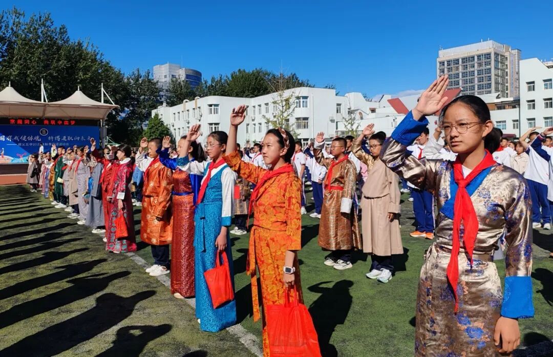 京藏学生一起参加升旗仪式