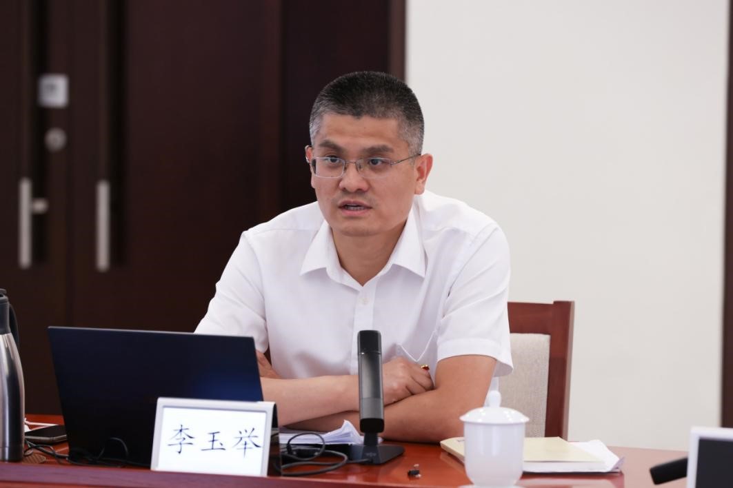 李玉举同志作专题辅导报告